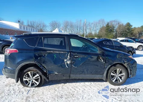 2017 Toyota Rav4 Xle z USA, uszkodzony, nr VIN JTMRFREV2HD220629